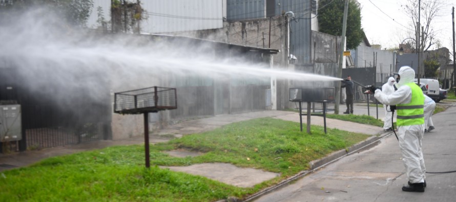 Operativo de desinfección de frentes de casas y comercios en el barrio Alsina