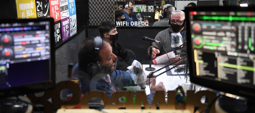 Jóvenes del Centro Municipal “Casa de Día” celebraron los 100 años de la radio argentina