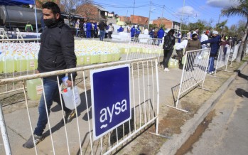 Entrega de lavandina y agua a vecinos del Barrio Unidos