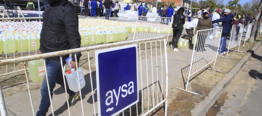 Entrega de lavandina y agua a vecinos del Barrio Unidos
