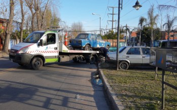 Barrio La Esperanza: removieron autos abandonados en la vía pública y realizaron tareas de higiene urbana