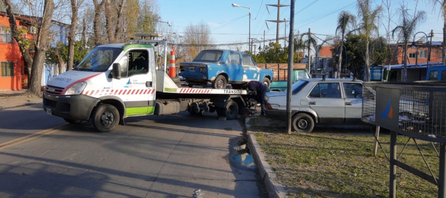 Barrio La Esperanza: removieron autos abandonados en la vía pública y realizaron tareas de higiene urbana