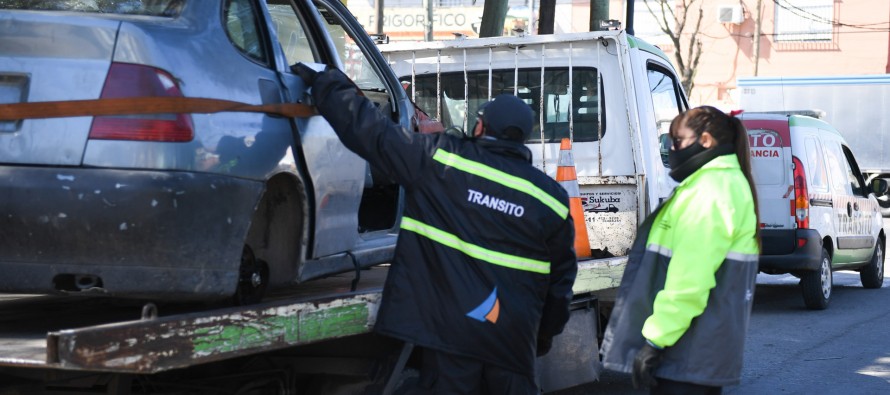 Remueven autos abandonados en Guatemala y Avellaneda, Arnoldi y Humaitá