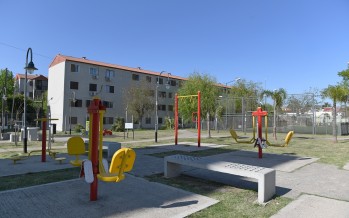 Trabajos de mantenimiento en la plaza del barrio Mil Viviendas