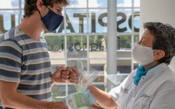 Reconocimiento a trabajadores municipales de la salud en el Día de la Enfermería