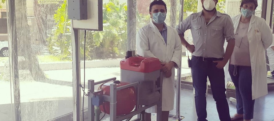 El Hospital Cordero sumó una nueva cabina sanitizante fabricada por trabajadores del establecimiento