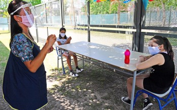 Volvieron las clases presenciales en los centros educativos municipales con protocolos, grupos reducidos y al aire libre