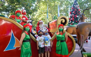 Papá Noel llegó a Plaza Mitre para fotografiarse con niños y niñas
