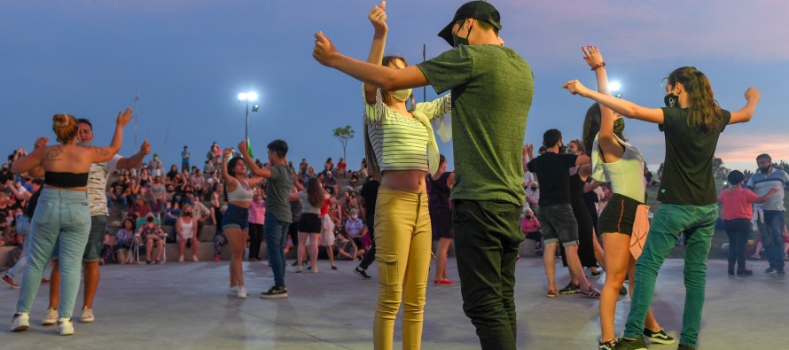 En el anfiteatro del Parque Del Bicentenario se realizó la peña folklórica a cielo abierto