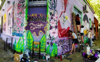 Mujeres muralistas intervienen el Teatro Martín Fierro: “La calle es nuestro espacio de encuentro”