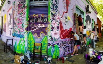 Mujeres muralistas intervienen el Teatro Martín Fierro: «La calle es nuestro espacio de encuentro»