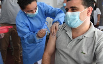Hospital Cordero: avanza la vacunación del personal de salud