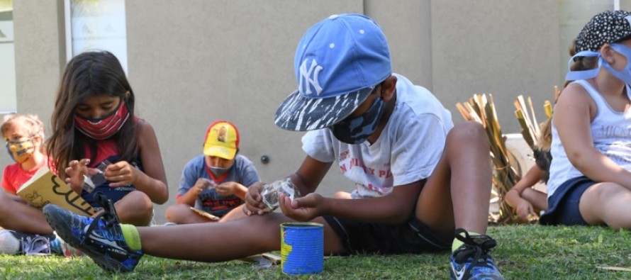 Chicas y chicos de las colonias de verano aprenden a reciclar y hacer huertas