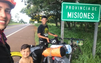Una familia recorrió mil kilómetros en bici para visitar su tierra natal