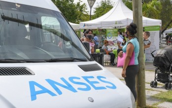 Operativo conjunto de ANSES y el Municipio en plaza Malvinas Argentinas