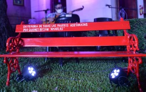 Banco rojo en el Museo de la Ciudad