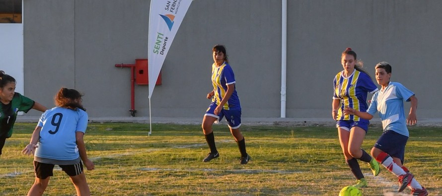 Se juegan las finales de los torneos de verano de fútbol femenino y masculino