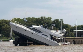 Yacht Club Argentino: una embarcación chocó contra una escollera y se hundió