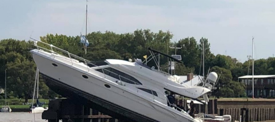 Yacht Club Argentino: una embarcación chocó contra una escollera y se hundió