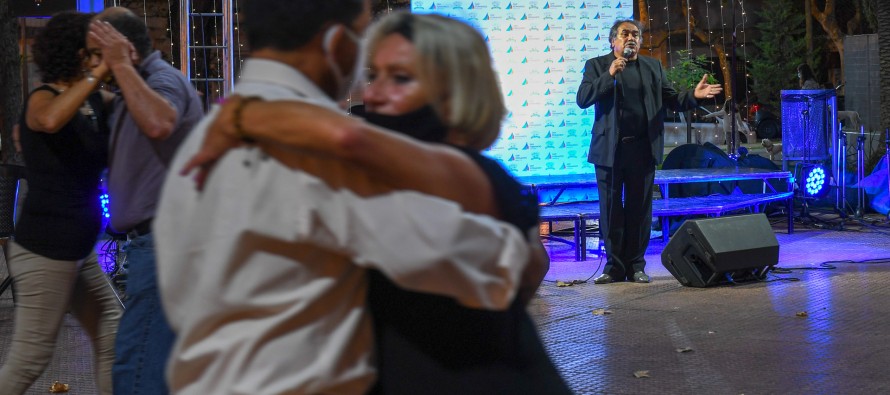 Milonga al aire libre en plaza Dorrego