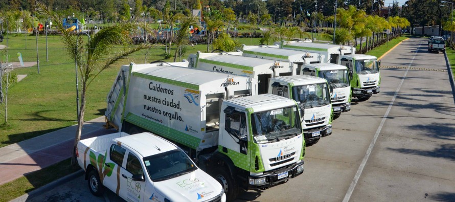 Cuatro camiones compactadores y una camioneta de Eco Sanfer se suman a la flota municipal