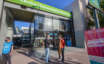 Juan Andreotti visitó el vacunatorio que se preparó en el Centro Universitario Municipal