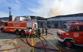 Bomberos controlaron importante incendio en la fábrica Bimbo