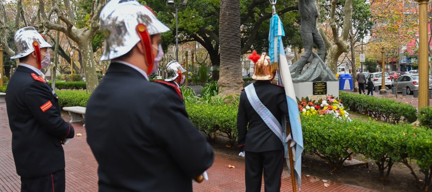 Homenaje en Plaza Mitre a los Bomberos Voluntarios en su día