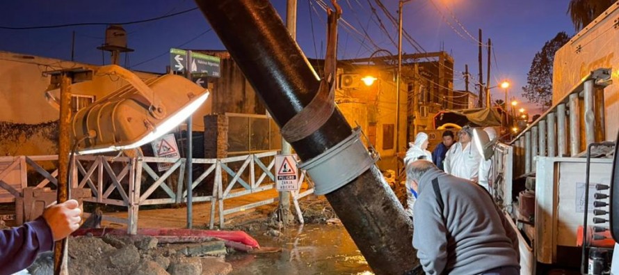 AySA finalizó la reparación de la cañería averiada por terceros en el barrio Santa Rosa