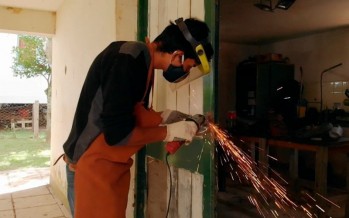 Jóvenes del Delta construyen estufas de alto rendimiento