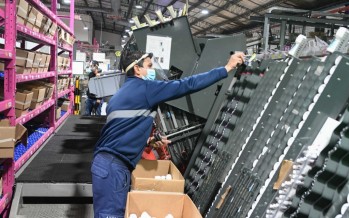 Juan Andreotti recorrió la planta de Avon en Victoria