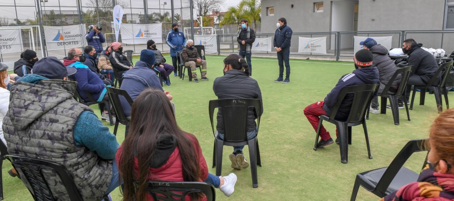 Entrega de materiales deportivos a los clubes de los torneos municipales
