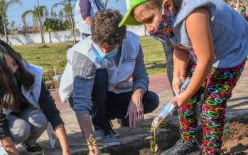 Jornada de plantación de flores y árboles autóctonos en el Parque del Bicentenario