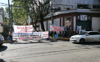Docente denunciado por abuso: padres protestaron frente al Colegio Don Orione