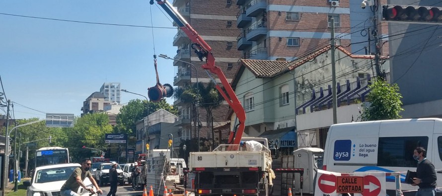 AySA recambia dos grandes válvulas reguladoras para mejorar el suministro y la presión del agua