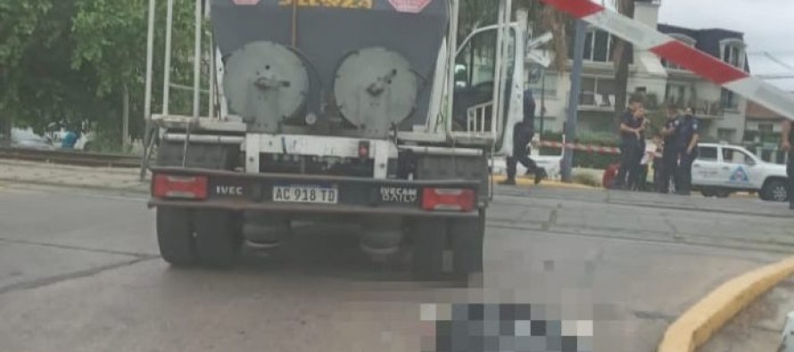 Una mujer falleció tras ser atropellada por un camión en el barrio La Floresta