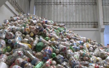 Botellas de Amor: se realizó un nuevo envío para confeccionar madera plástica