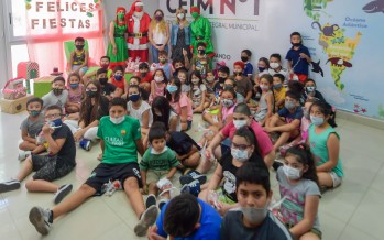 Papá Noel entregó regalos a los chicos de los Apoyos Escolares Municipales
