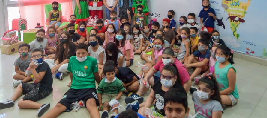Papá Noel entregó regalos a los chicos de los Apoyos Escolares Municipales