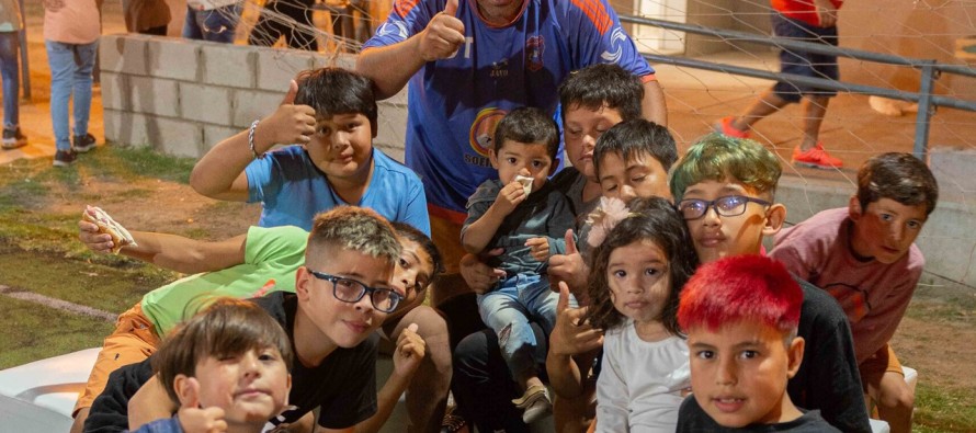 El Club Barrios Unidos celebró el cierre de año con una cena show familiar