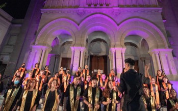 En las escalinatas de la Parroquia Aránzazu se realizó un concierto navideño de Coros Gospel