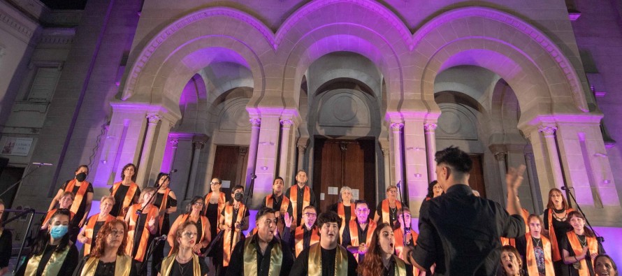 En las escalinatas de la Parroquia Aránzazu se realizó un concierto navideño de Coros Gospel