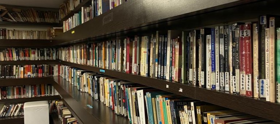 Moverse entre libros: una recorrida por la Biblioteca Naón