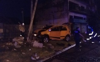 Avellaneda y Acceso: un auto chocó contra un poste y dejó la zona sin luz