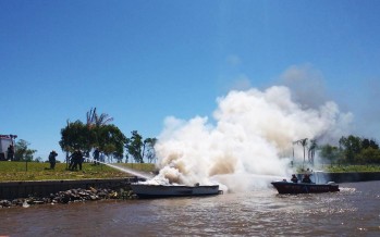 Bomberos y Prefectura sofocaron el incendio de una embarcación en el Parque Náutico