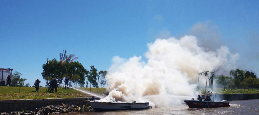Bomberos y Prefectura sofocaron el incendio de una embarcación en el Parque Náutico