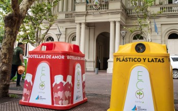 En la Plaza Mitre se instaló una nueva campana de ´Botellas de Amor´
