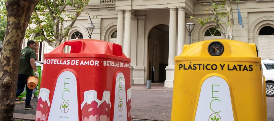 En la Plaza Mitre se instaló una nueva campana de ´Botellas de Amor´