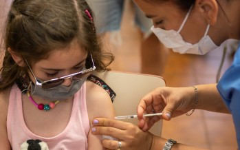 Vacunación a niñas, niños y adultos en escuelas de nuestra ciudad