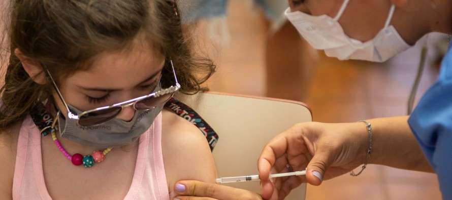 Vacunación a niñas, niños y adultos en escuelas de nuestra ciudad